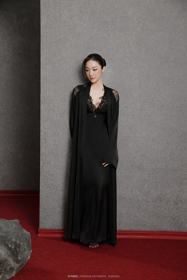 BLACK LOFTY LONG ROBE