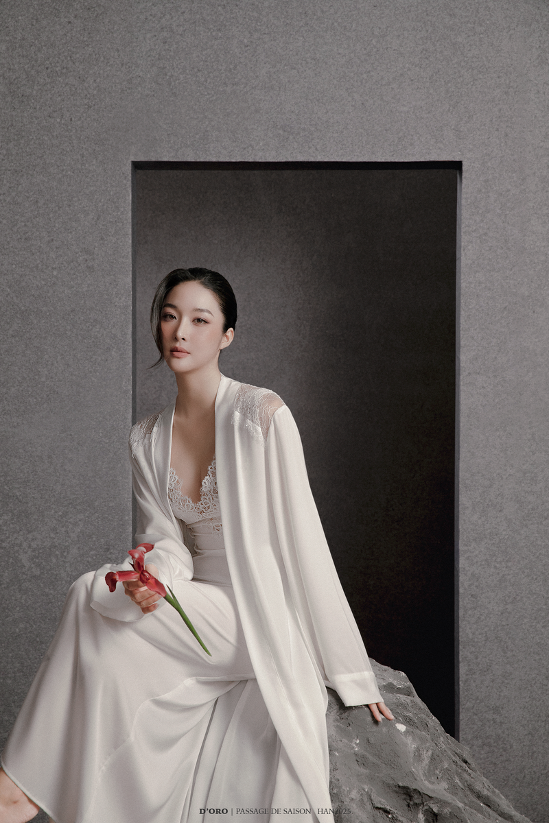 WHITE LOFTY LONG ROBE