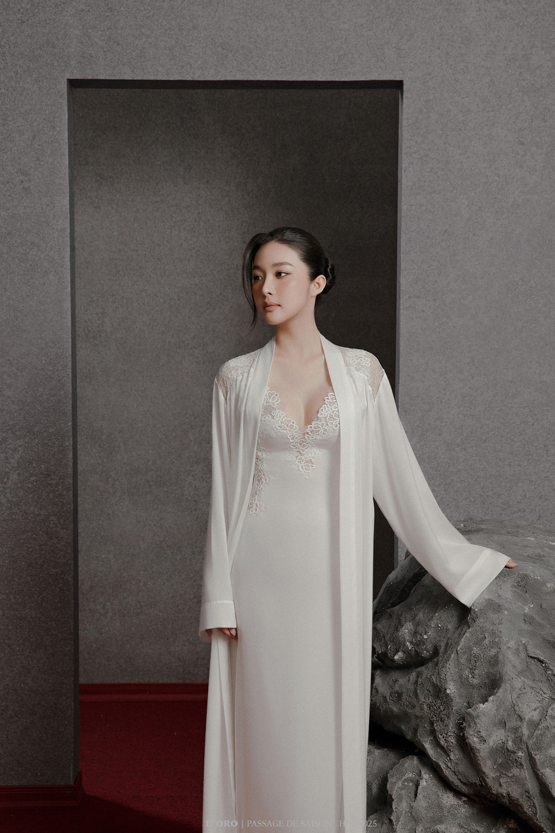 WHITE LOFTY LONG ROBE
